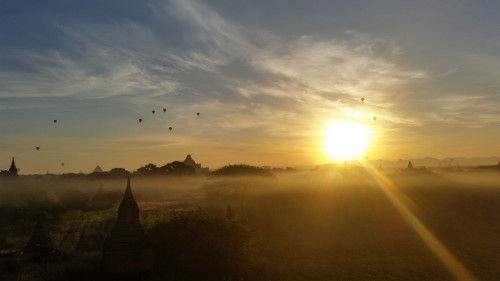 Premier lever de soleil à Bagan