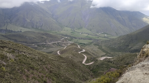 Route de cachi avec les lacets de montagne